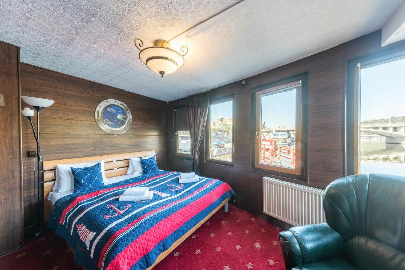 Classic Quadruple Room image 3