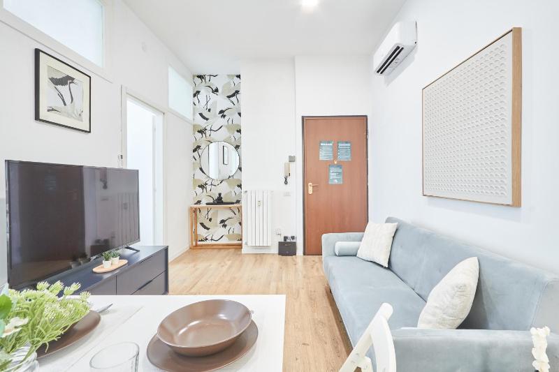 Spacious flat close to Fondazione Prada & Metro Images
