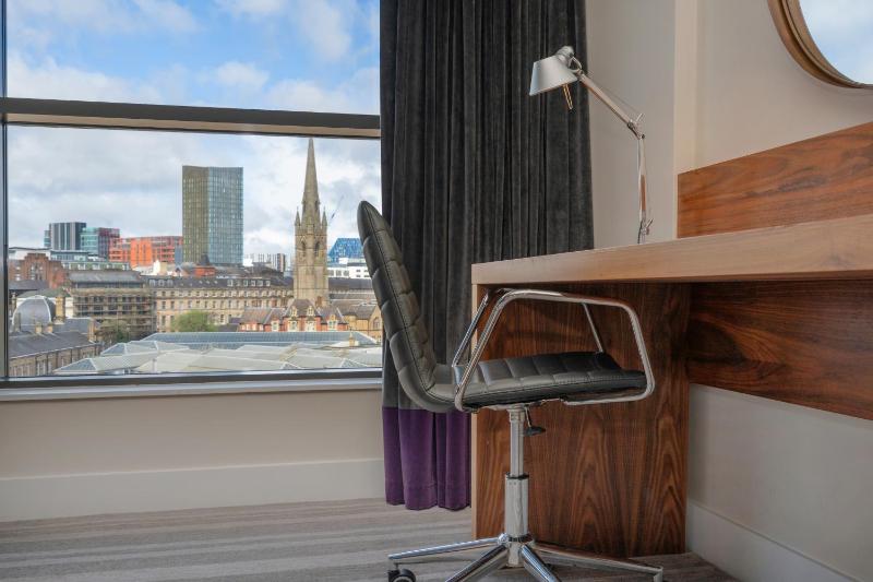 Standard King Room with Sofa Bed image 4