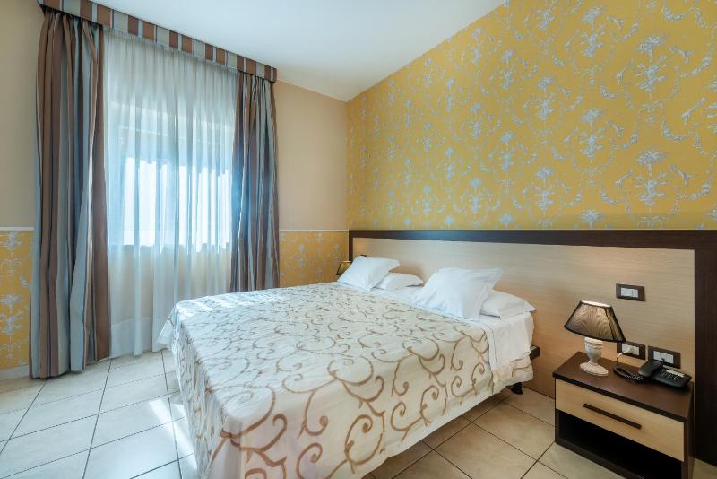 Hotel De La Ville Relais - image 43