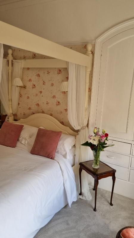 Deluxe Four Poster Room image 3