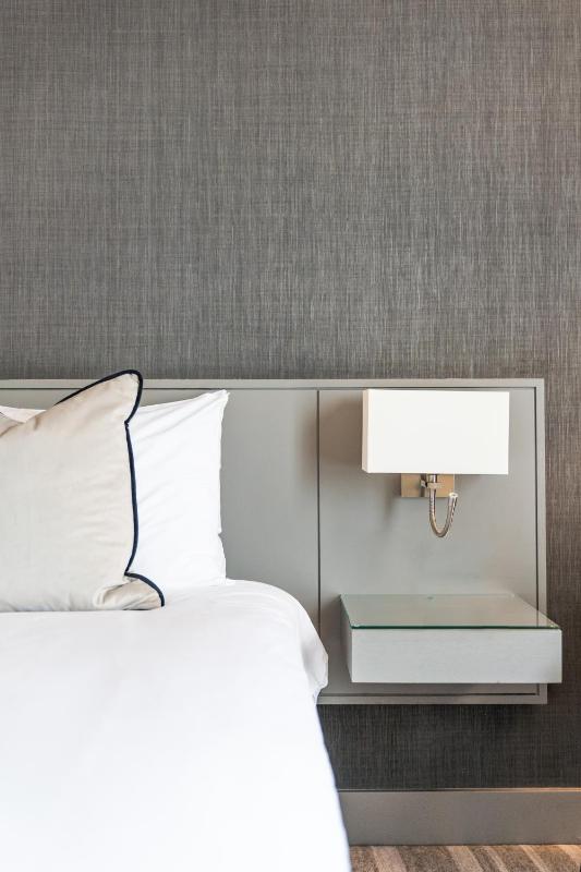 Standard Queen Room with Sofa Bed - Non-Smoking image 4