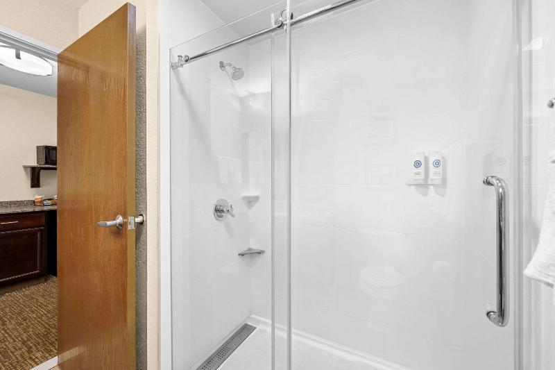 King Suite - Non-Smoking image 3