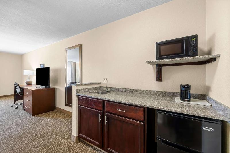 King Suite - Non-Smoking image 4
