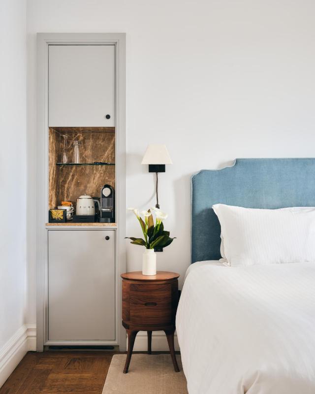 Deluxe King Room image 4