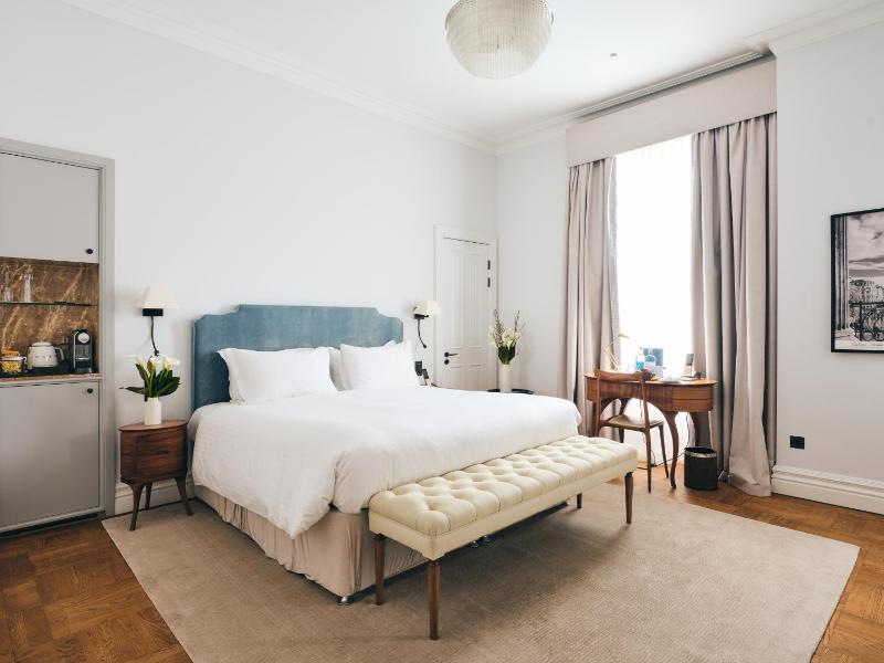 Deluxe King Room image 3