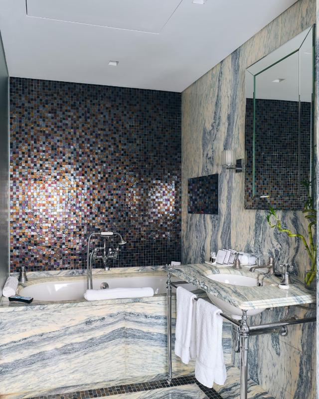 Executive King Room image 3