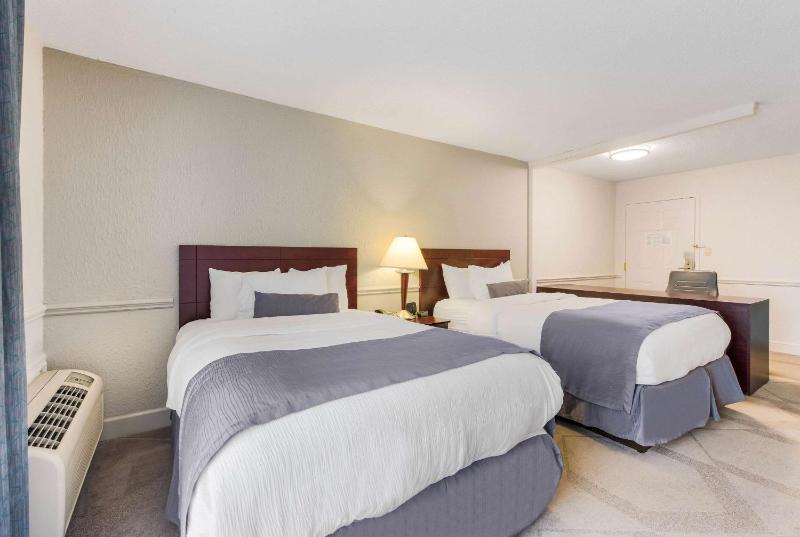 Double Room with Two Double Beds - Non-Smoking image 4