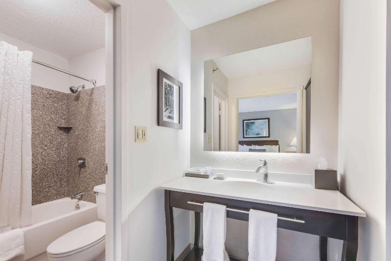 King Suite with Hot Tub - Non-Smoking image 2