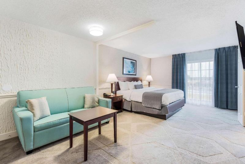 King Suite with Hot Tub - Non-Smoking image 4