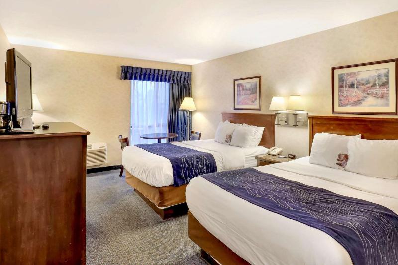 Queen Room with Two Queen Beds image 4