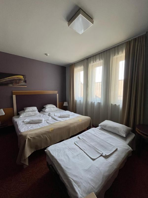 Twin Room with Extra Bed image 2