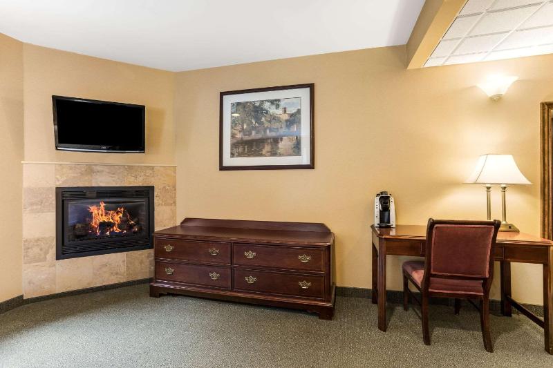 King Room with Fireplace - Non-Smoking image 2