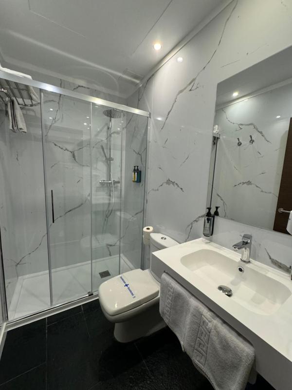 Double or Twin Room image 4