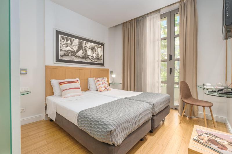 Standard Twin Room image 4