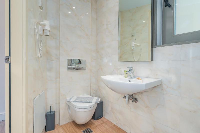 Standard Twin Room image 2