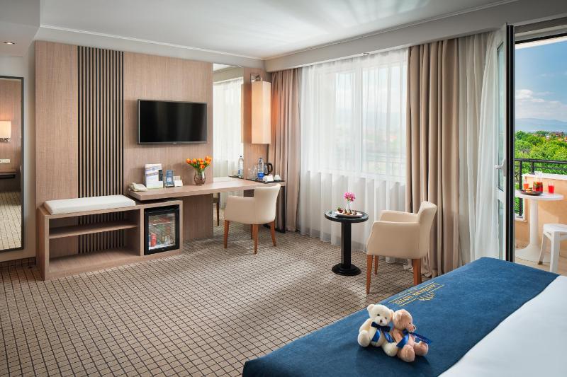Standard Double or Twin Room with Balcony and Mountain View image 3