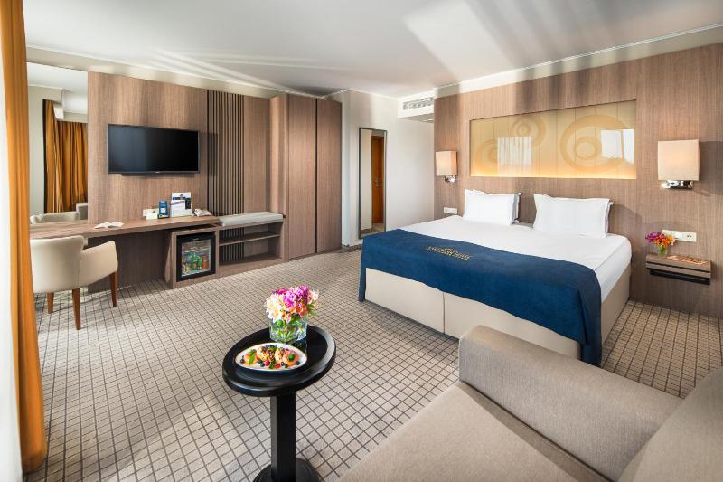 Superior Double or Twin Room with Balcony and Creek View image 1