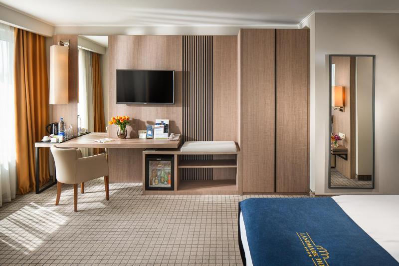 Standard Double or Twin Room with Balcony and Mountain View image 4