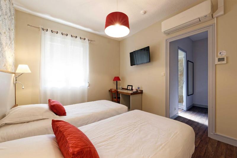 Twin Room image 4