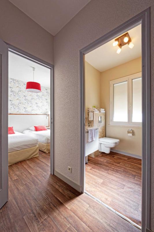 Twin Room image 3