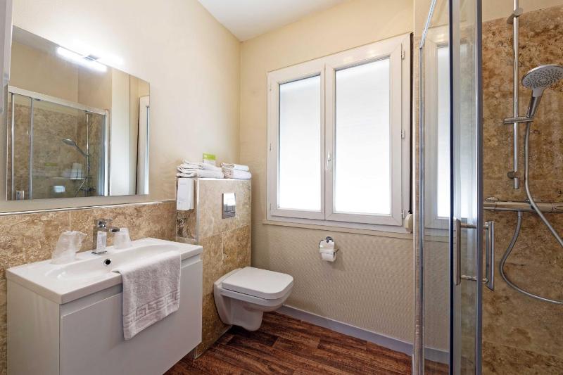Twin Room image 2