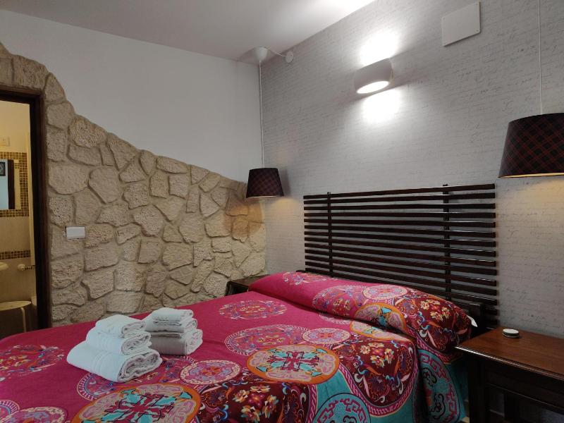 Double Room image 3