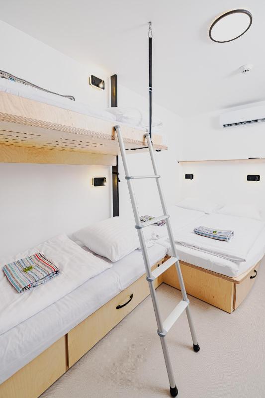 Classic Quadruple Room image 4