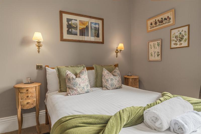 Double Room image 4