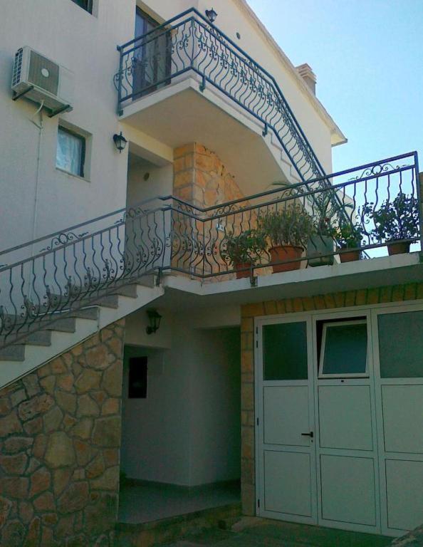 One-Bedroom Apartment with Balcony image 2