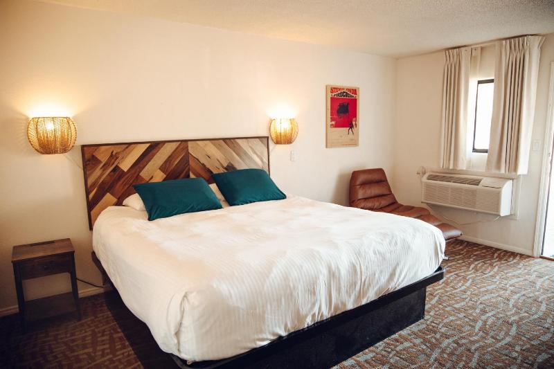 King Room image 4