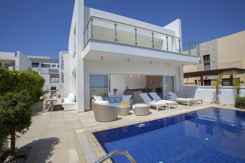 Goodness Villa offers Magnificent Coastal Views - image 1