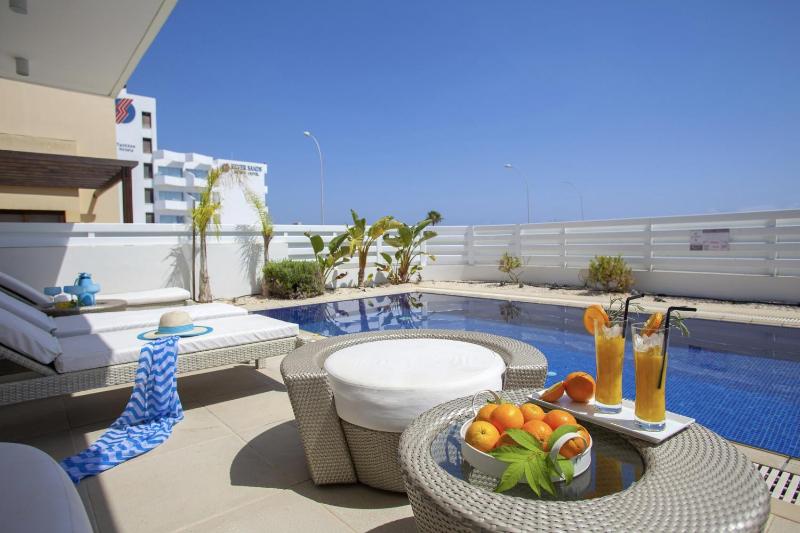 Goodness Villa offers Magnificent Coastal Views - image 9