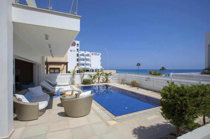 Goodness Villa offers Magnificent Coastal Views - image 7
