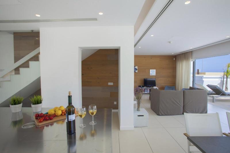 Goodness Villa offers Magnificent Coastal Views - image 4