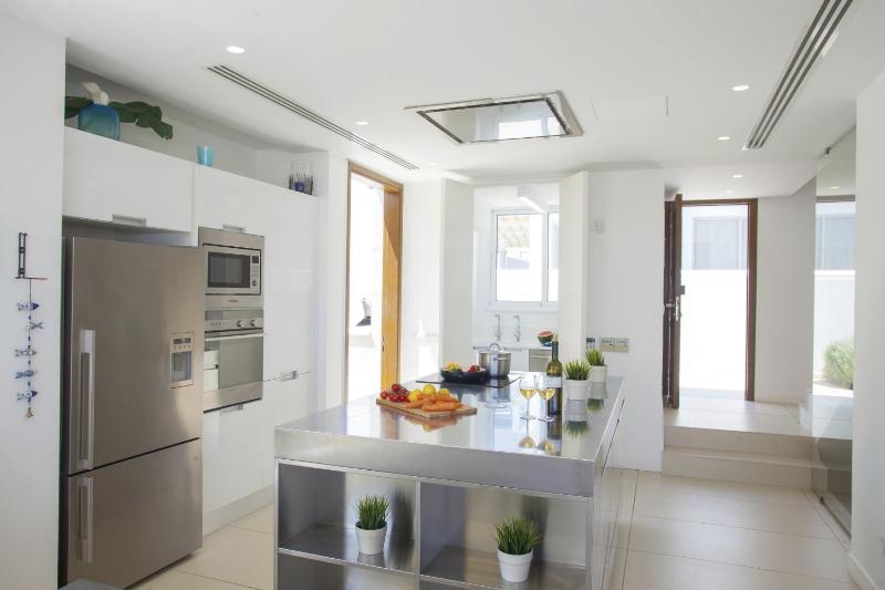 Goodness Villa offers Magnificent Coastal Views - image 6