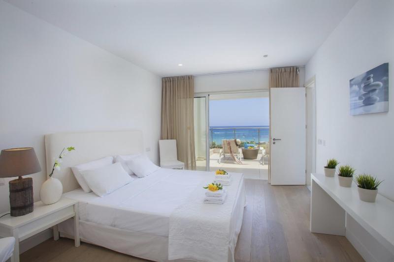Goodness Villa offers Magnificent Coastal Views - image 14