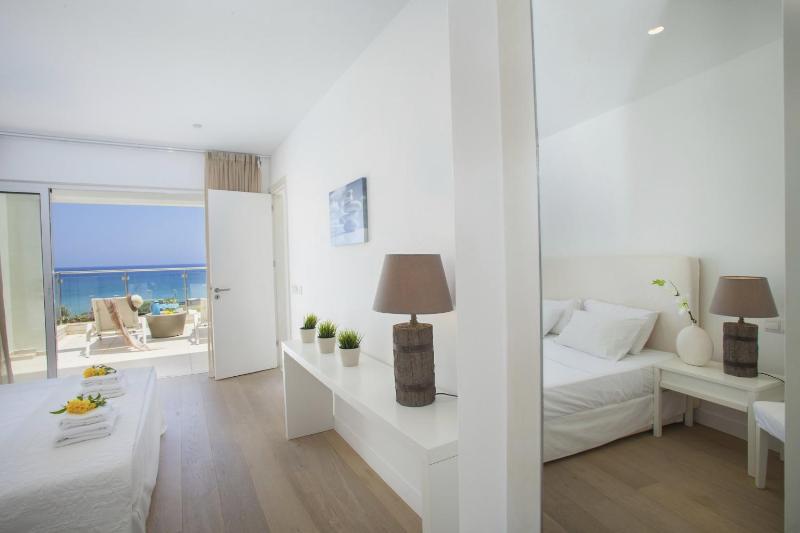 Goodness Villa offers Magnificent Coastal Views - image 5