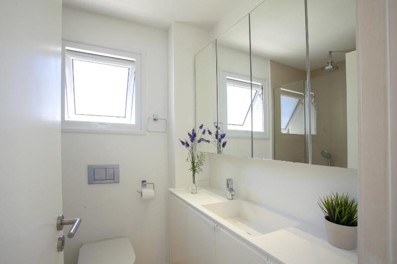 Goodness Villa offers Magnificent Coastal Views - image 8