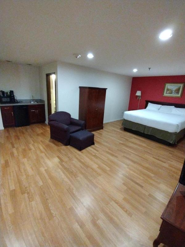 King Studio with Sofa Bed image 3