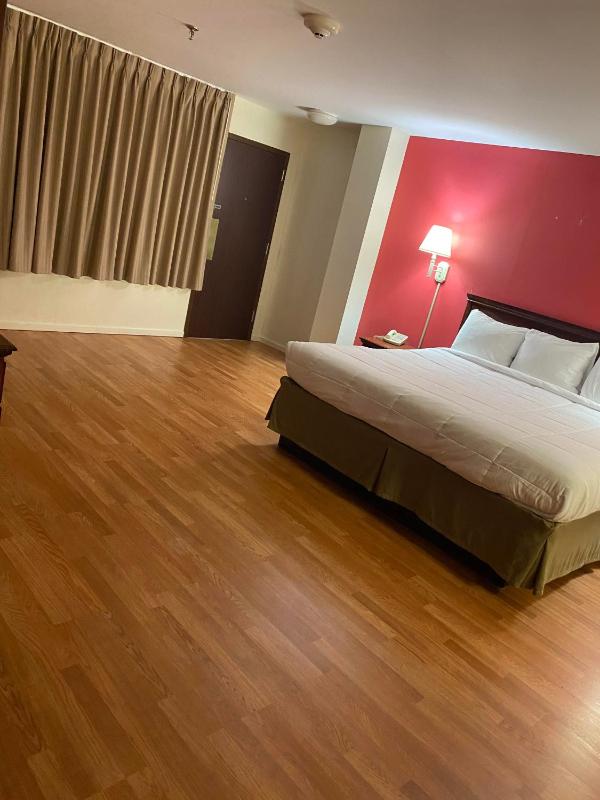 Deluxe King Room image 4