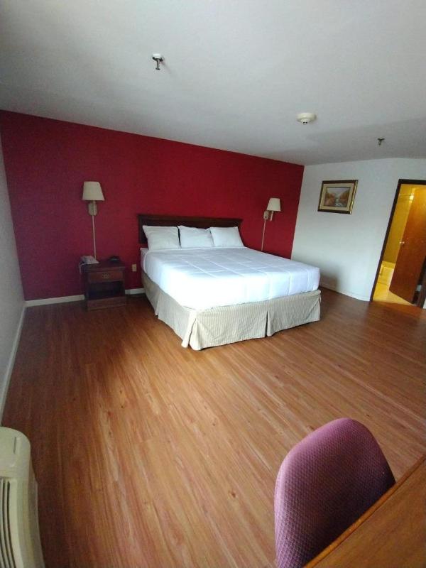Deluxe King Room image 2