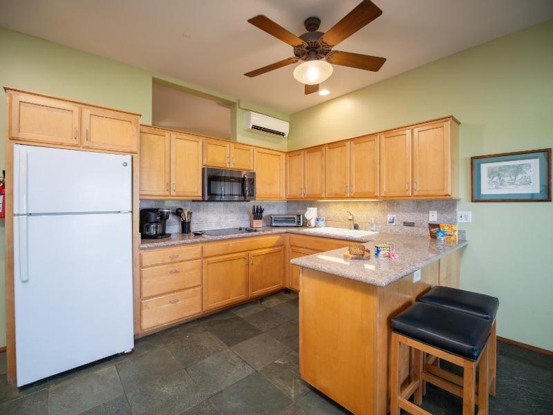 Aloha Aku CoCoPalm2 Suite - Your Cozy Beachfront Escape - image 27