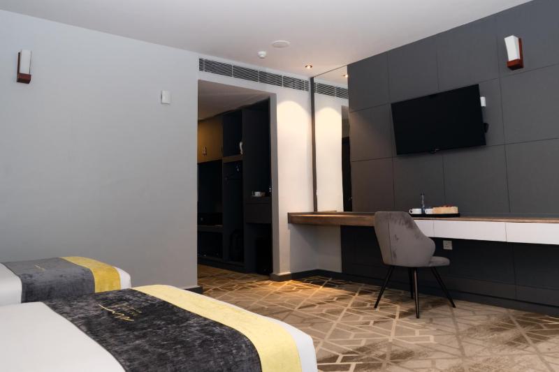 Manhattan Business Hotel Male - image 2