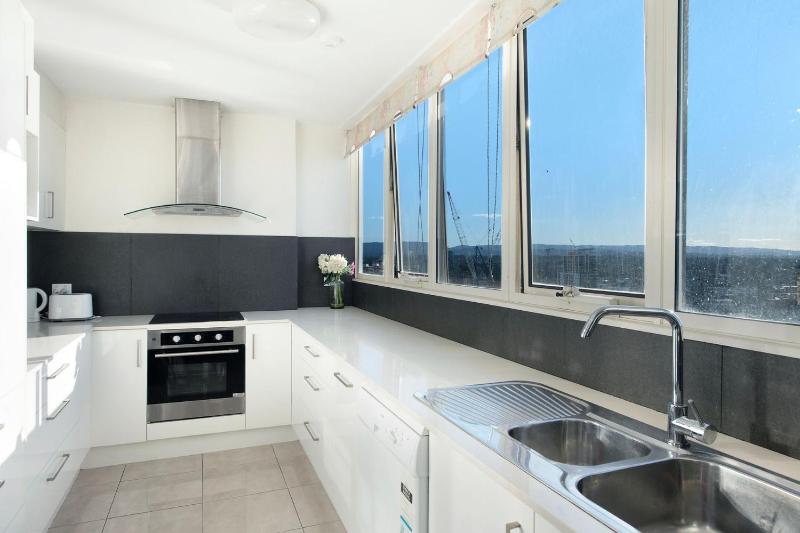 Spacious 3 Bedroom Apartment in Surfers Paradise - CoastHM - image 2