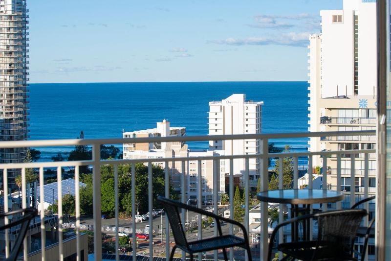 Spacious 3 Bedroom Apartment in Surfers Paradise - CoastHM - image 11