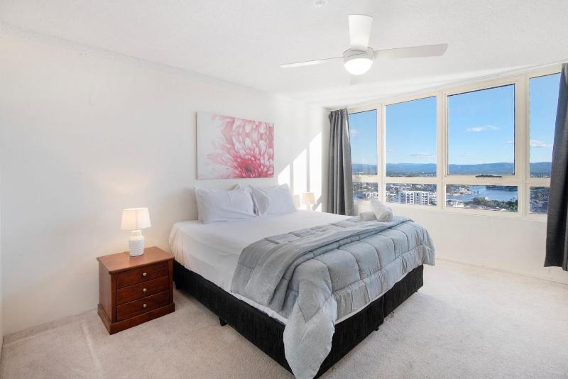 Spacious 3 Bedroom Apartment in Surfers Paradise - CoastHM - image 8