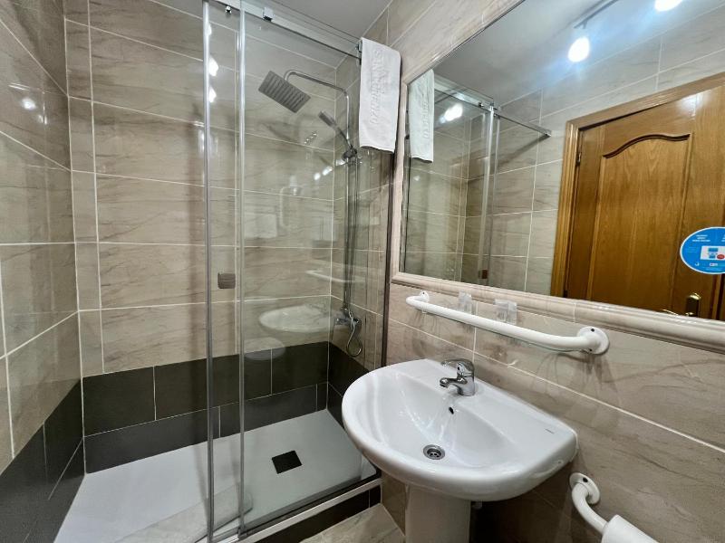 Double or Twin Room image 2