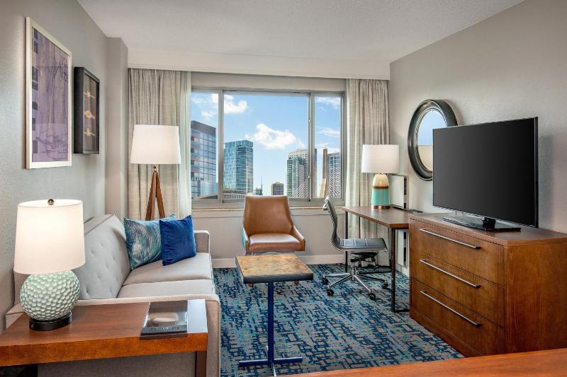 One-Bedroom King Suite with Sofa Bed image 3