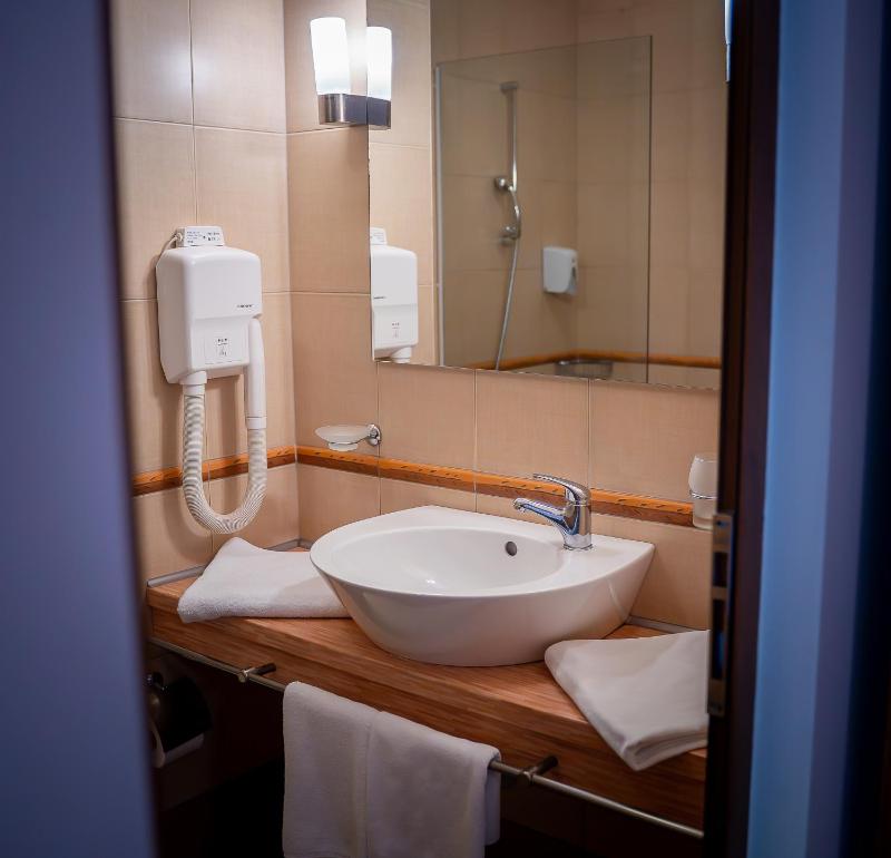Double or Twin Room (2 Adults + 1 Child) image 2